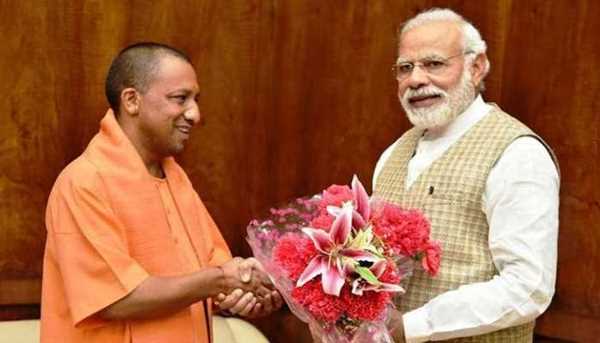 योगी आदित्यनाथ ने की पीएम मोदी से मुलाकात, शपथ ग्रहण में आने का दिया न्योता